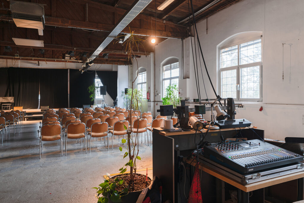 Mischpult & Bestuhlung Halle 1